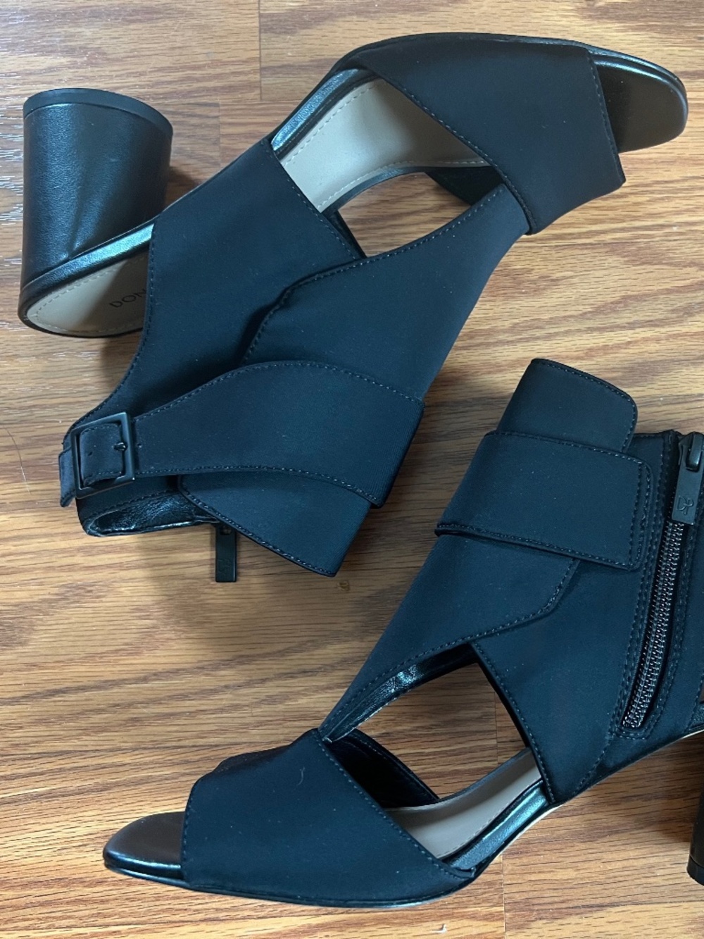 Donald J Pliner Women's  Black Strappy Sandal Size 8.5 Stylish